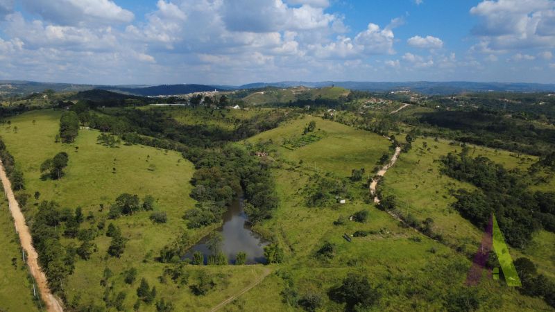 Terreno de 826.000 m² com lago e edifício térreo com 40 suites em Mairinque!