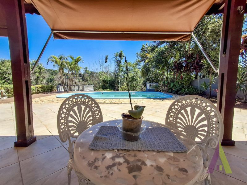 Casa com piscina em rua sem saída