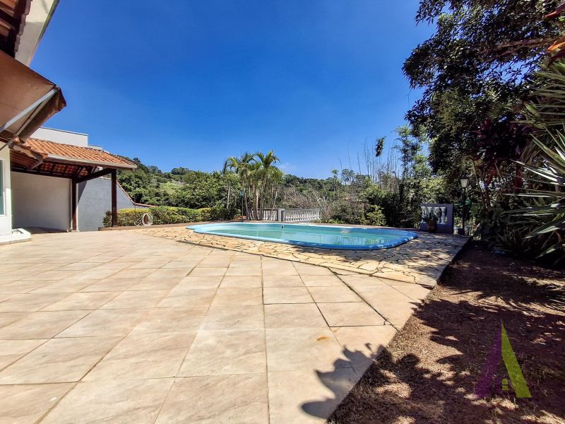 Casa com piscina em rua sem saída