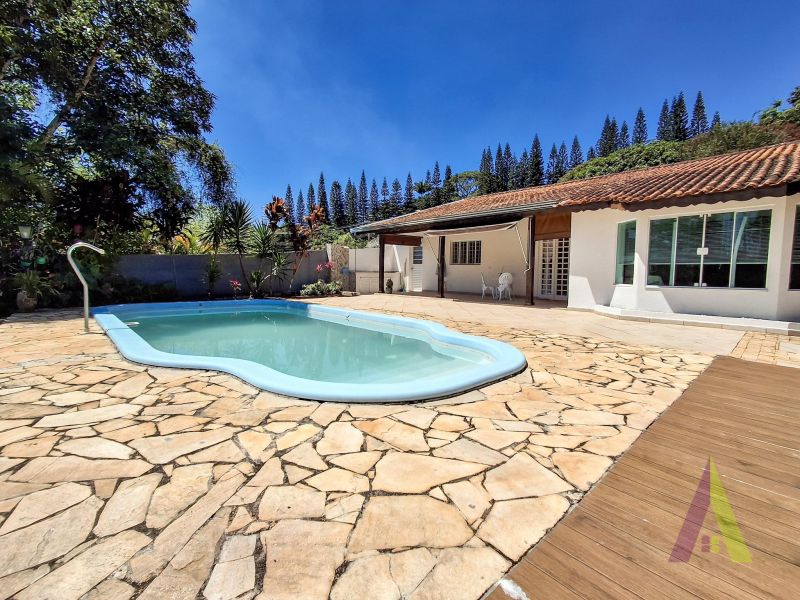 Casa com piscina em rua sem saída