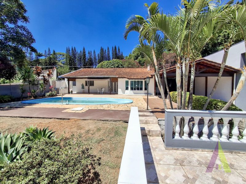 Casa com piscina em rua sem saída