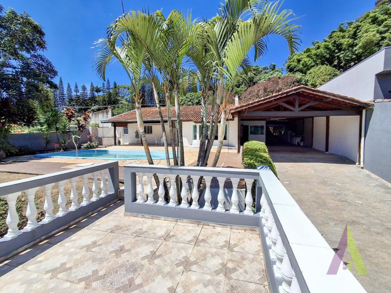 Casa com piscina em rua sem saída