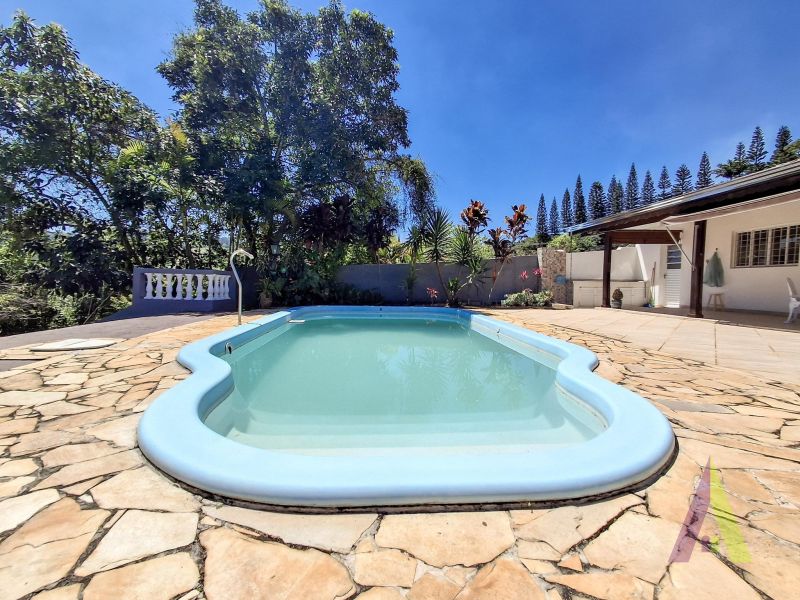 Casa com piscina em rua sem saída
