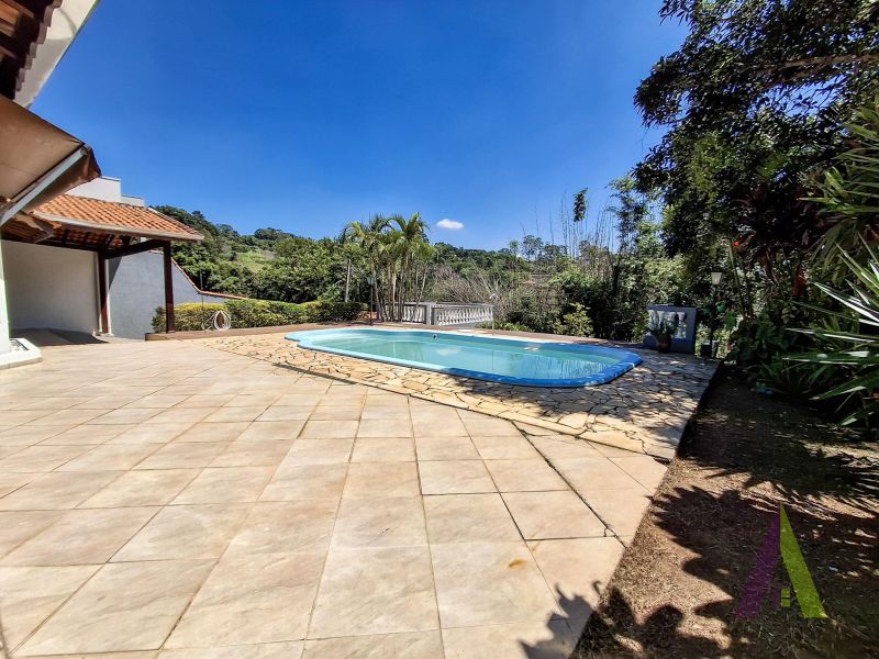 Casa com piscina em rua sem saída