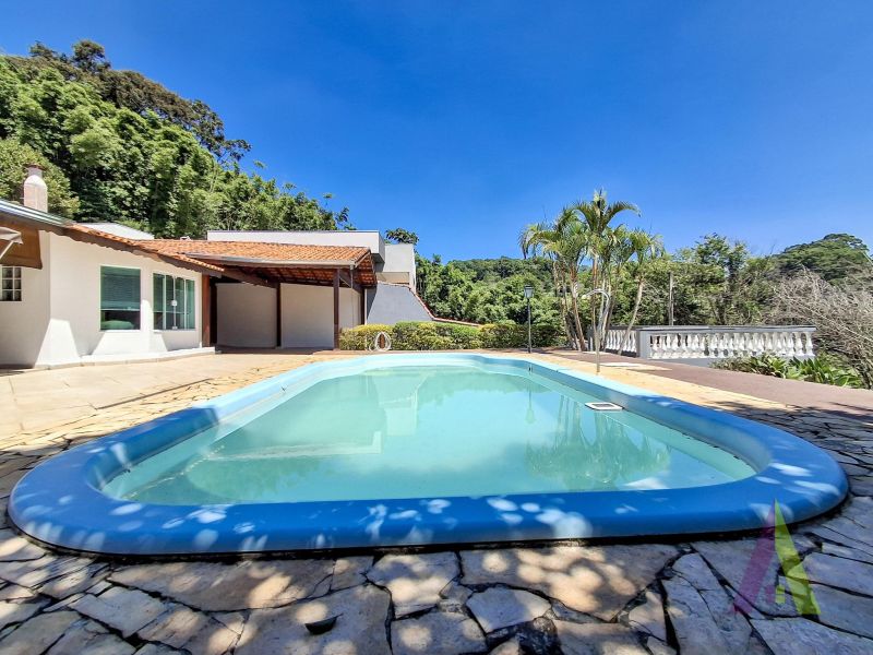 Casa com piscina em rua sem saída