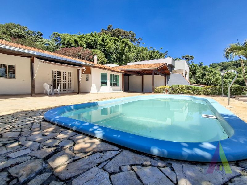 Casa com piscina em rua sem saída