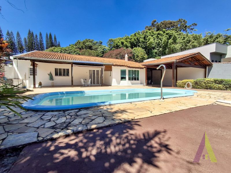 Casa com piscina em rua sem saída