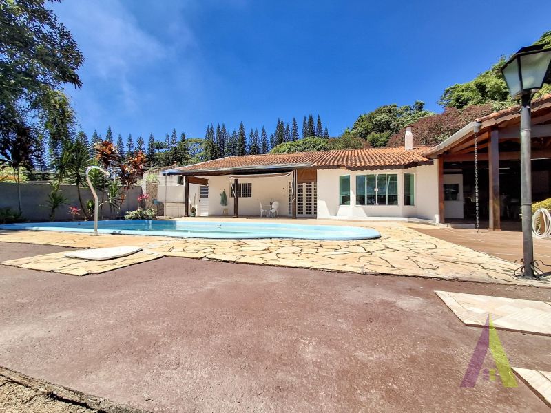 Casa com piscina em rua sem saída