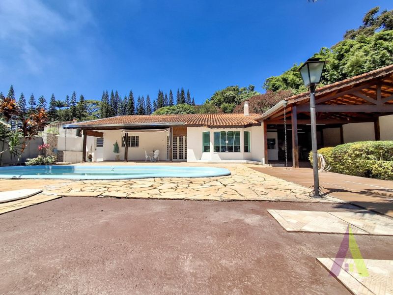 Casa com piscina em rua sem saída