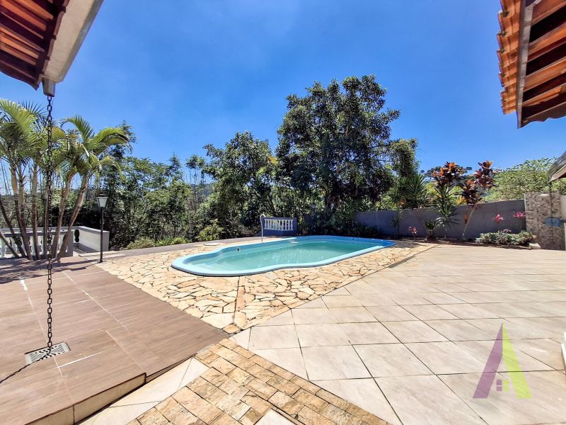 Casa com piscina em rua sem saída