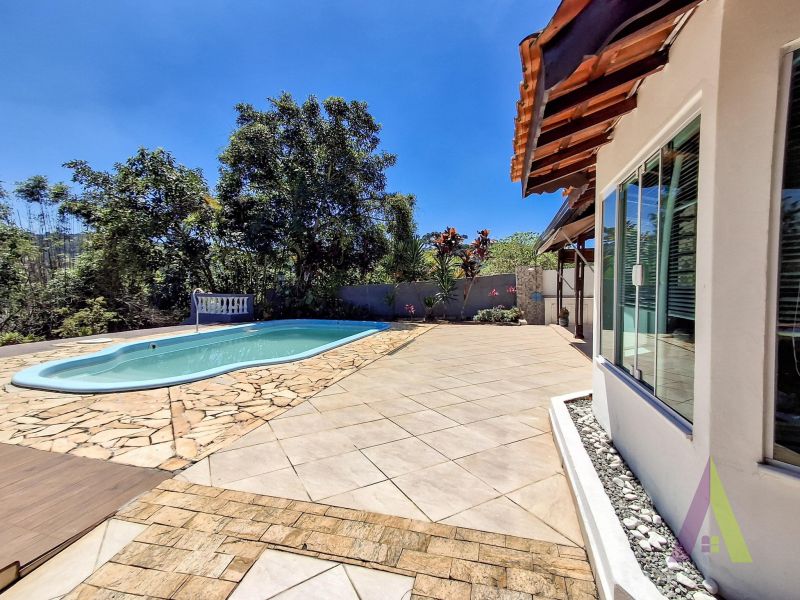 Casa com piscina em rua sem saída