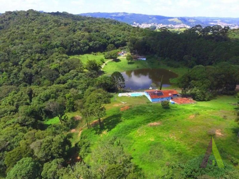 Sitio com lago e cocheira bem localizado em São Roque!