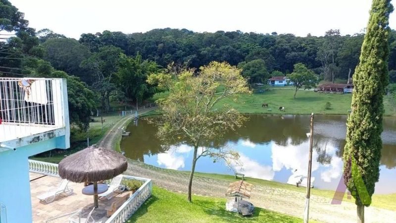 Sitio com lago e cocheira bem localizado em São Roque!