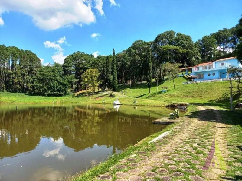 Sitio com lago e cocheira bem localizado em São Roque!