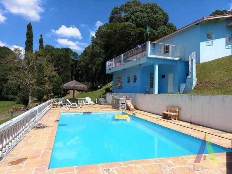 Sitio com lago e cocheira bem localizado em São Roque!