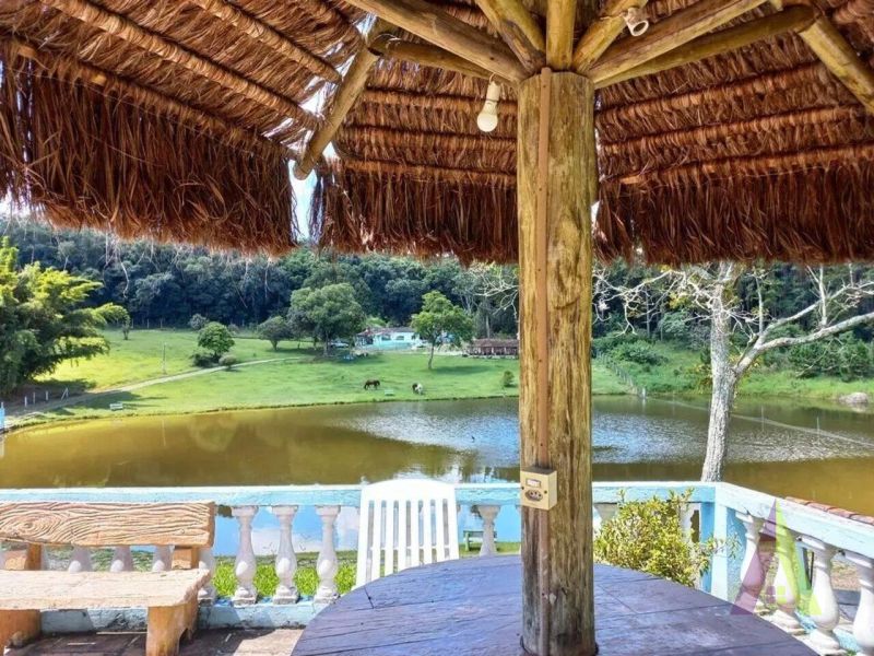 Sitio com lago e cocheira bem localizado em São Roque!