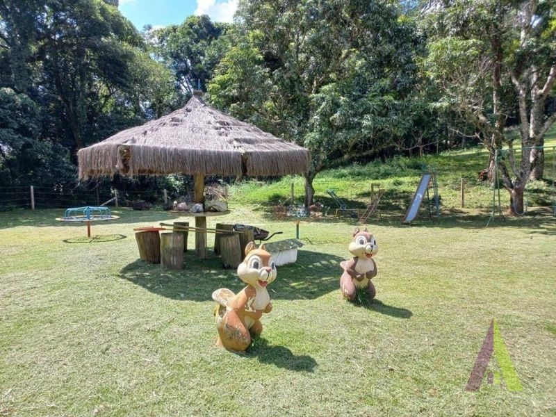 Sitio com lago e cocheira bem localizado em São Roque!