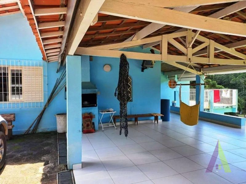 Sitio com lago e cocheira bem localizado em São Roque!
