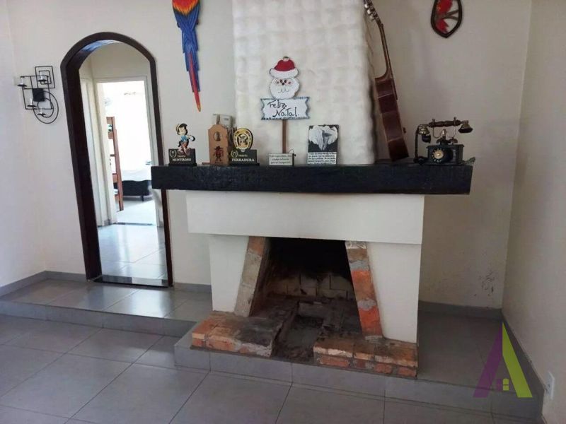Sitio com lago e cocheira bem localizado em São Roque!