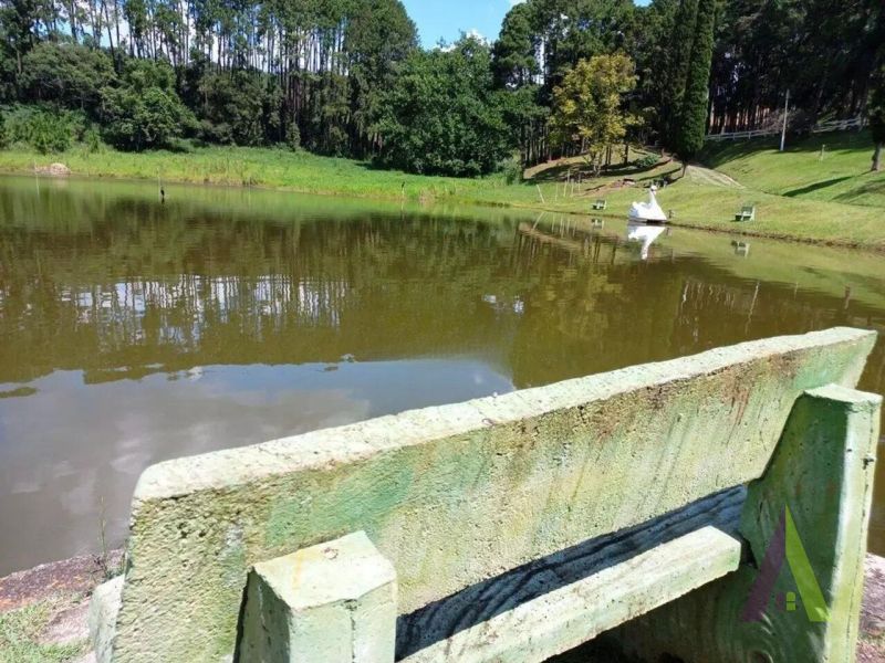 Sitio com lago e cocheira bem localizado em São Roque!