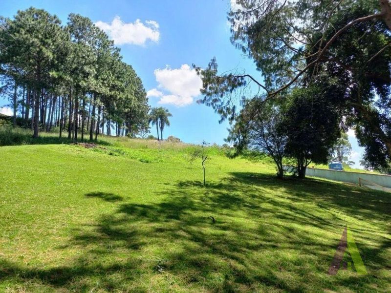 Sitio com lago e cocheira bem localizado em São Roque!