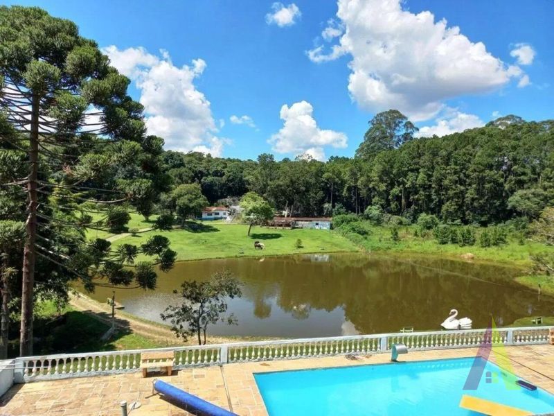 Sitio com lago e cocheira bem localizado em São Roque!