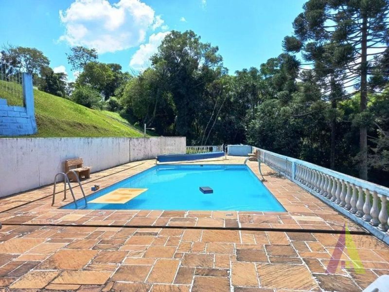 Sitio com lago e cocheira bem localizado em São Roque!