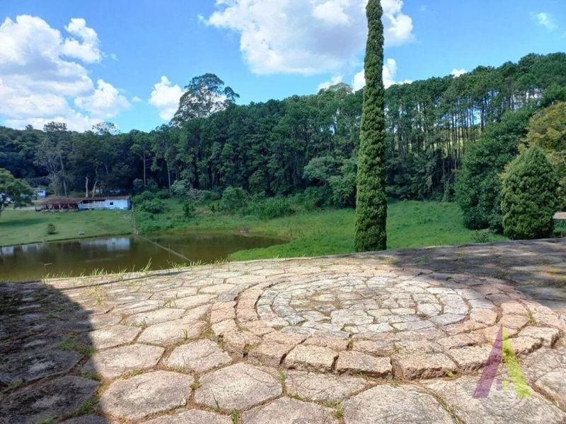 Sitio com lago e cocheira bem localizado em São Roque!
