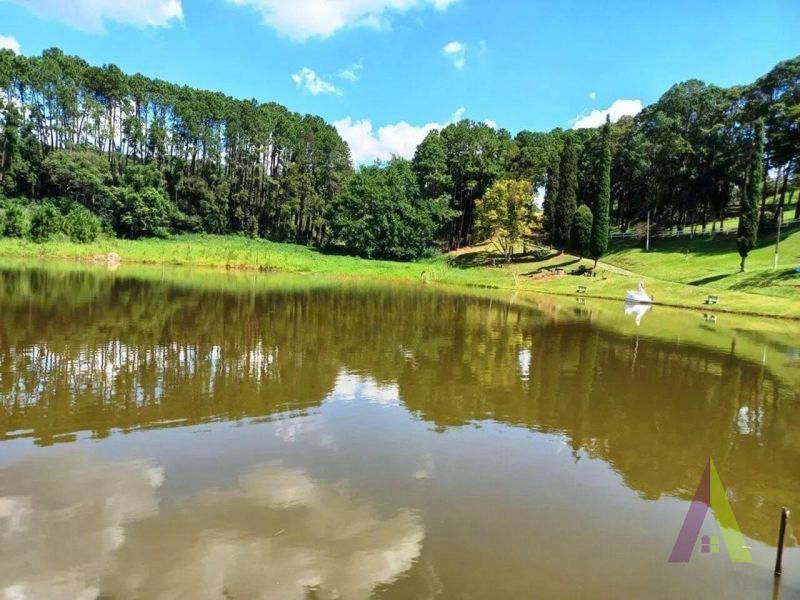 Sitio com lago e cocheira bem localizado em São Roque!