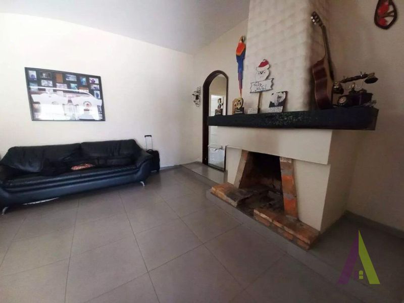 Sitio com lago e cocheira bem localizado em São Roque!