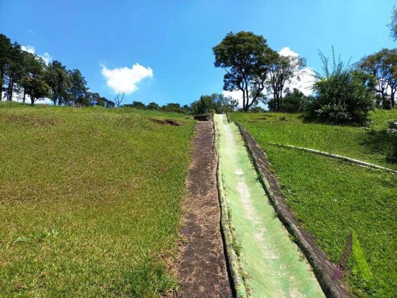 Sitio com lago e cocheira bem localizado em São Roque!