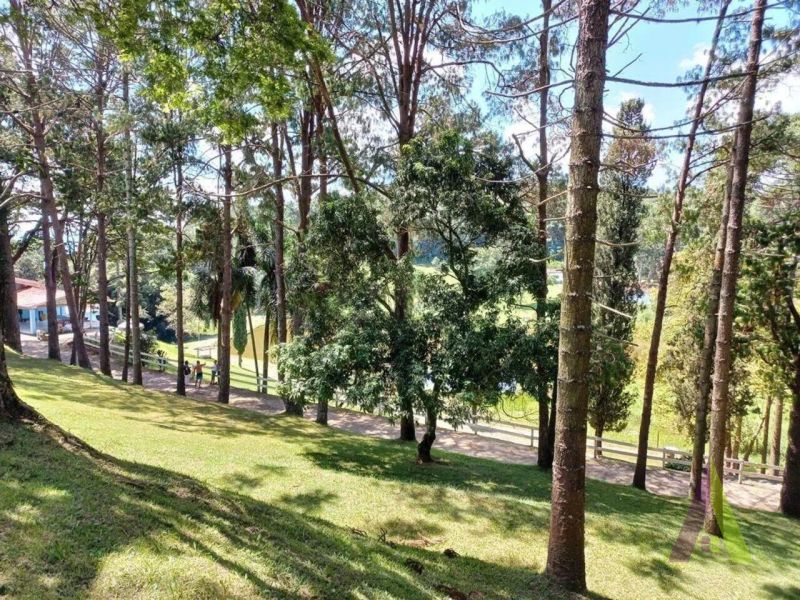 Sitio com lago e cocheira bem localizado em São Roque!