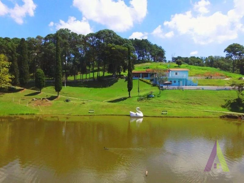 Sitio com lago e cocheira bem localizado em São Roque!