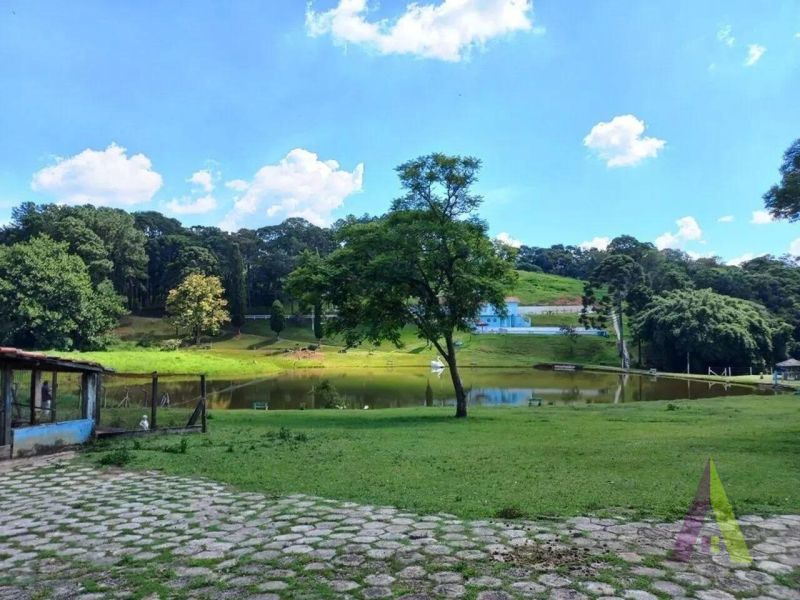 Sitio com lago e cocheira bem localizado em São Roque!