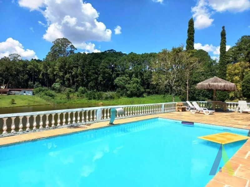 Sitio com lago e cocheira bem localizado em São Roque!