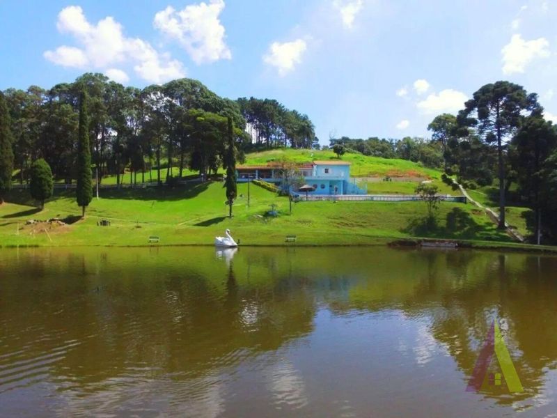 Sitio com lago e cocheira bem localizado em São Roque!