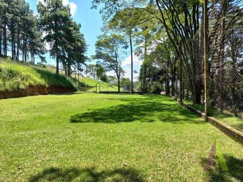 Sitio com lago e cocheira bem localizado em São Roque!