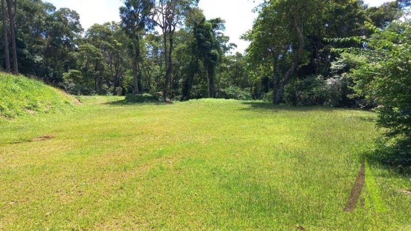 Sitio com lago e cocheira bem localizado em São Roque!