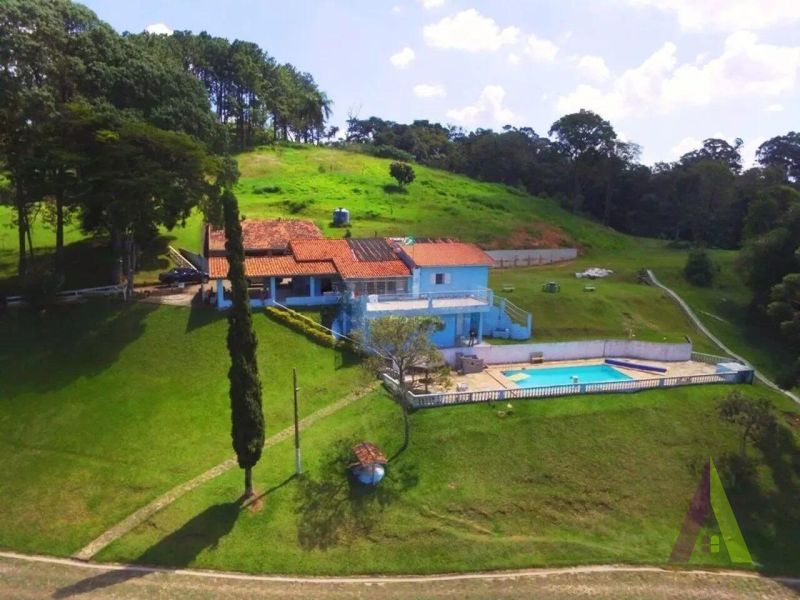 Sitio com lago e cocheira bem localizado em São Roque!