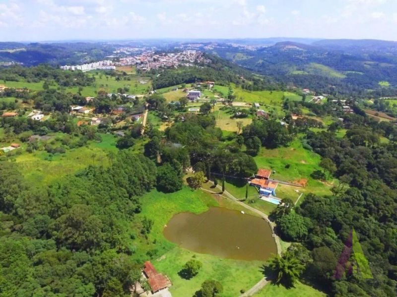 Sitio com lago e cocheira bem localizado em São Roque!