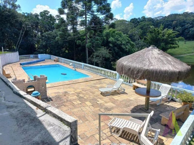 Sitio com lago e cocheira bem localizado em São Roque!