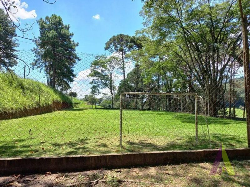 Sitio com lago e cocheira bem localizado em São Roque!