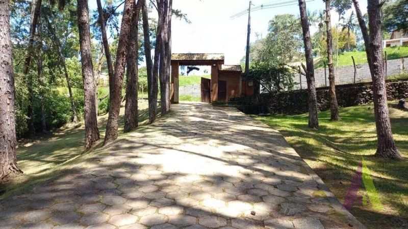 Sitio com lago e cocheira bem localizado em São Roque!