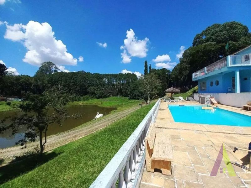 Sitio com lago e cocheira bem localizado em São Roque!