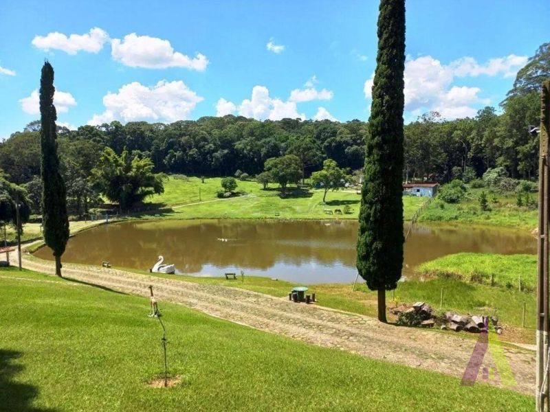 Sitio com lago e cocheira bem localizado em São Roque!