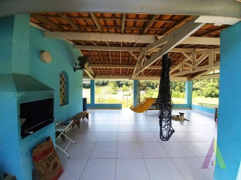 Sitio com lago e cocheira bem localizado em São Roque!