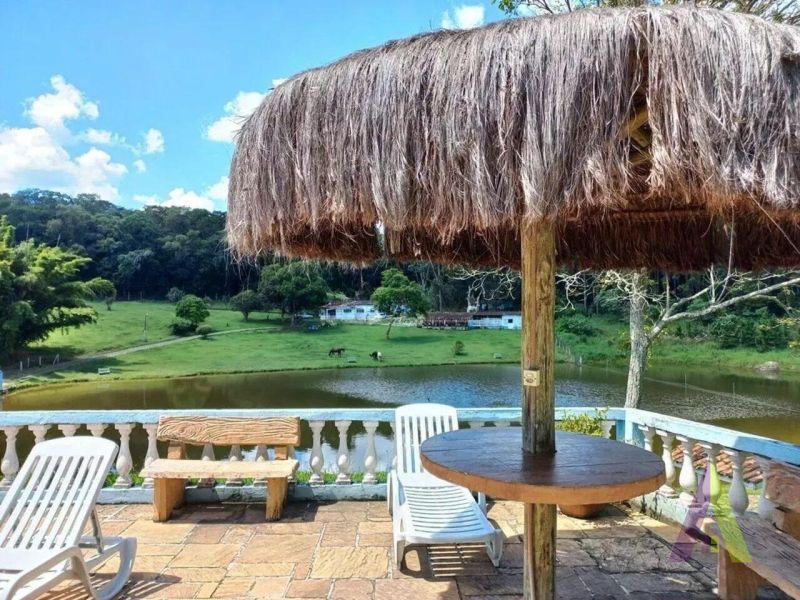 Sitio com lago e cocheira bem localizado em São Roque!