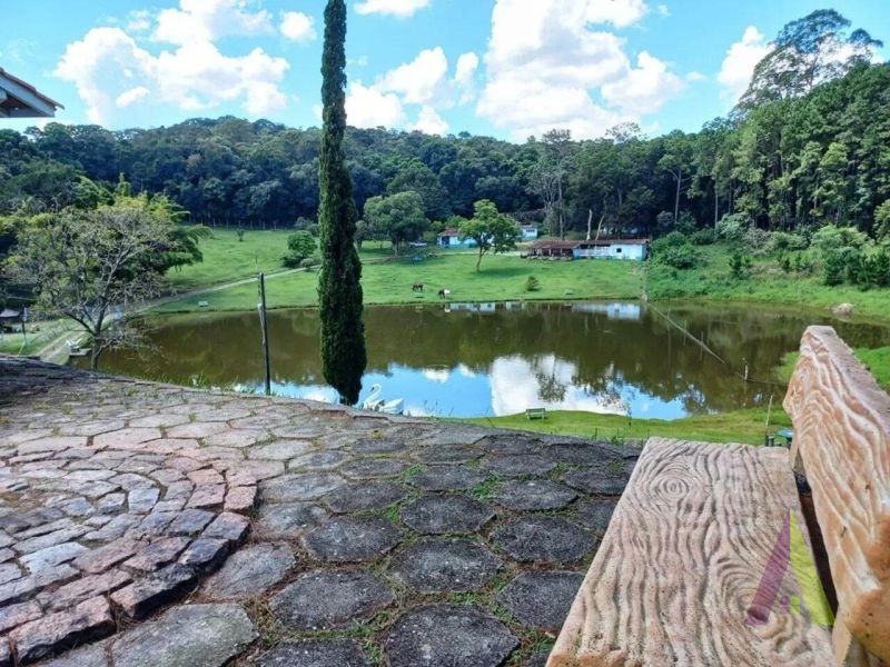 Sitio com lago e cocheira bem localizado em São Roque!