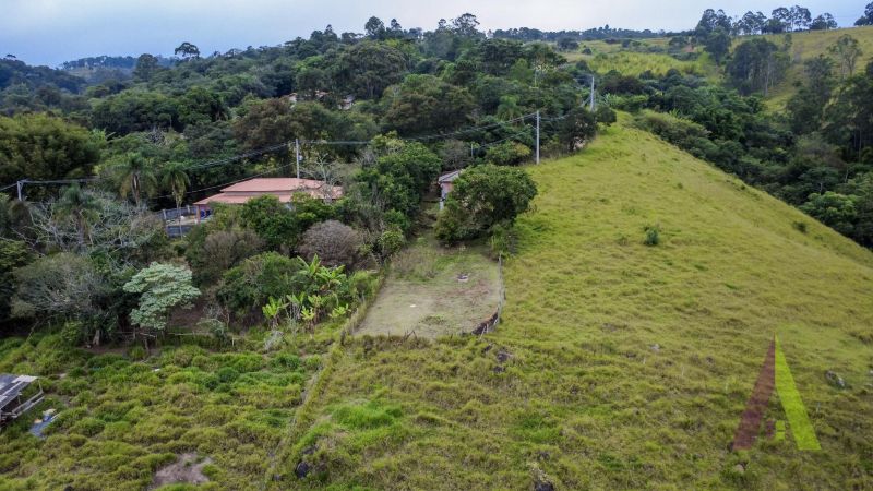 Terreno com uma casa antiga próxima ao roteiro do vinho de São Roque!
