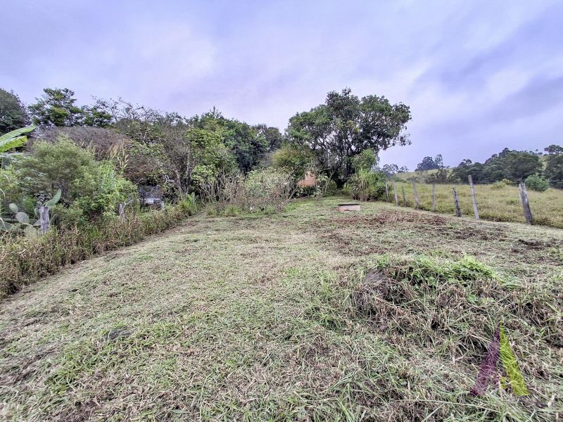 Terreno com uma casa antiga próxima ao roteiro do vinho de São Roque!